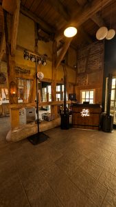 Anlagenaufbau mit Tisch aus Holz